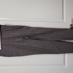 DKNY Woman's pants size 6.  Black and White pattern.